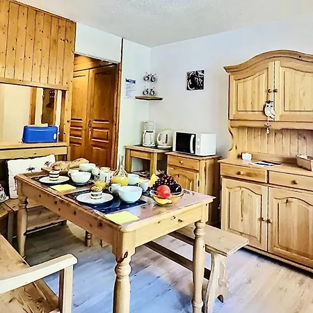 Apartment Val D'illaz - Agreable 2 Pieces Cabine Pour 6 Personnes Situe A Val D'isere, Proche Du Centre De La Station Mae-5101